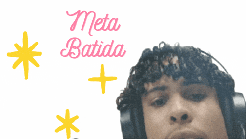 a man wearing headphones stands in front of a pink and yellow background that says meta batida