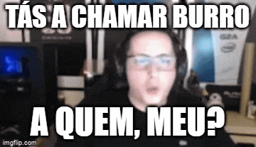 a man wearing headphones and glasses says tas a chamar burro a quem meu?