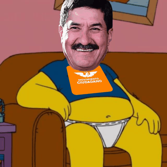 a man wearing a shirt that says momento ciudadano on it
