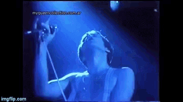a man singing into a microphone with the website myqueencollection.com.ar visible