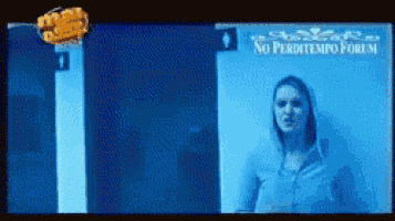 a woman is standing in front of a sign that says no perditotempo forum