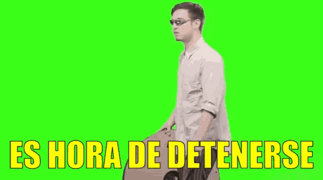 a man is holding a large clock with the words es hora de detenerse below it
