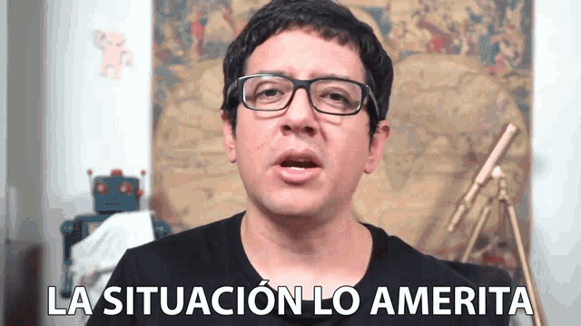 a man wearing glasses and a black shirt says la situacion lo amerita
