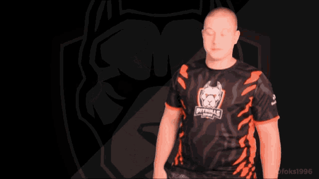 a man wearing a shirt that says pitbulls esports