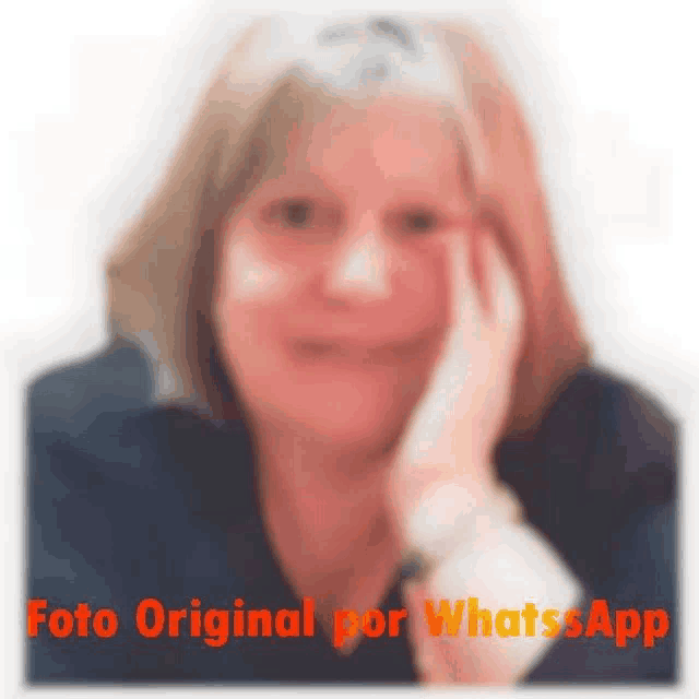 a blurry picture of a woman with the words foto original por whatsapp on the bottom right