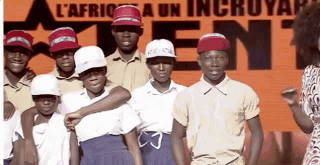 a group of people standing in front of a sign that says l' afrique a un increyant