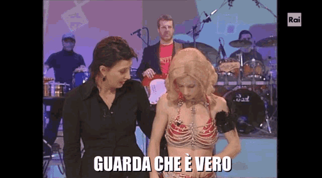two women are standing next to each other with the words guarda che e vero written on the bottom