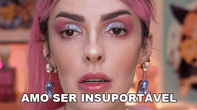 a woman with pink hair and earrings says amo ser insupportável