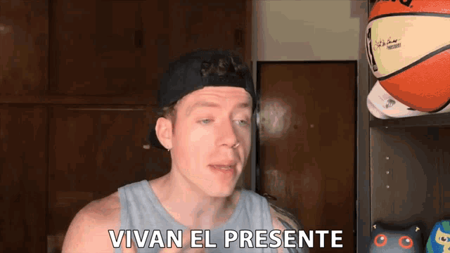 a man says vivan el presente in front of a basketball