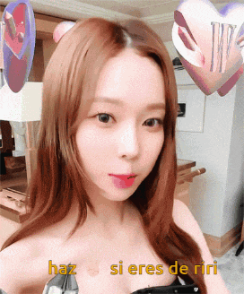 a woman taking a selfie with the words haz si eres de riri
