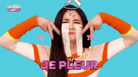 a woman is making a funny face and the words je pleur are on the screen behind her