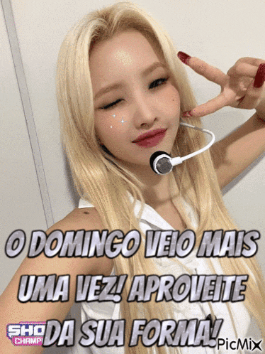 a picture of a woman with the words o domingo veio mais uma vez ! aproveite da sua forma