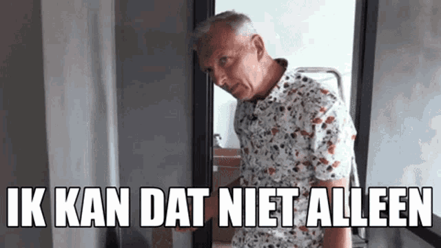 a man is standing in a doorway with the words ik kan dat niet alleen written above him .