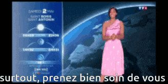 a woman in a pink dress is standing in front of a screen that says surtout