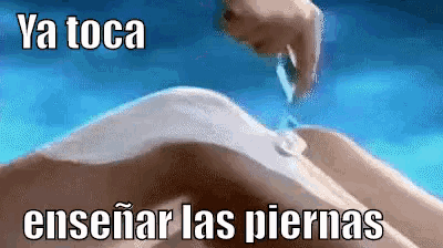 a person is shaving their leg with a razor and the words ya toca enseñar las piernas are visible