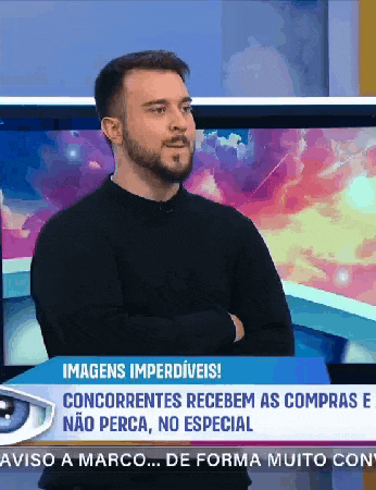 a man with a beard is standing in front of a screen that says ' imagens imperdivels ' on it