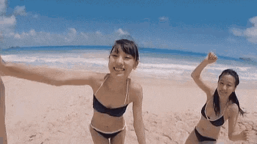 ハイタッチ ビキニ 海岸 小田さくら アイドル モーニング娘 GIF - High Five Morning Musume GIFs