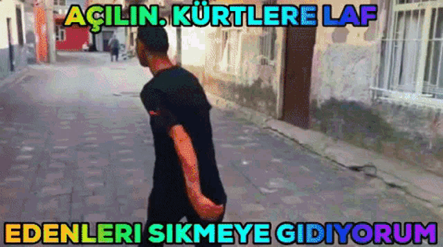 a man in a black shirt is walking down a street with the words " acilin kurtlere laf edenleri sikmeye gidiyorum "