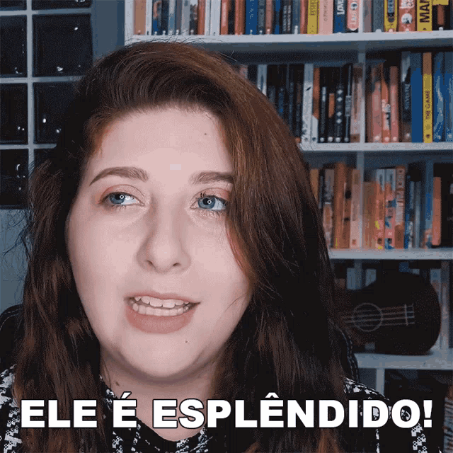 a woman in front of a bookshelf says ele e esplêndido