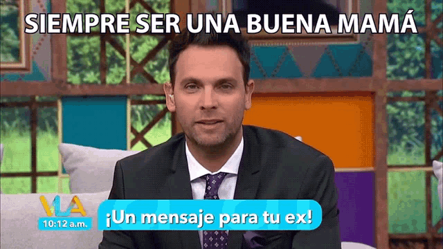 a man in a suit and tie says siempre ser una buena mama on a tv show