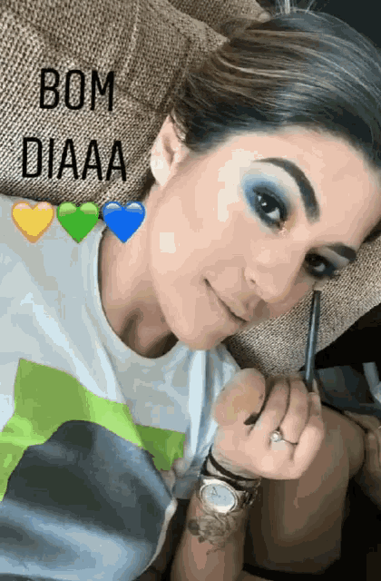 a woman laying on a couch with bom diaaa written on the top