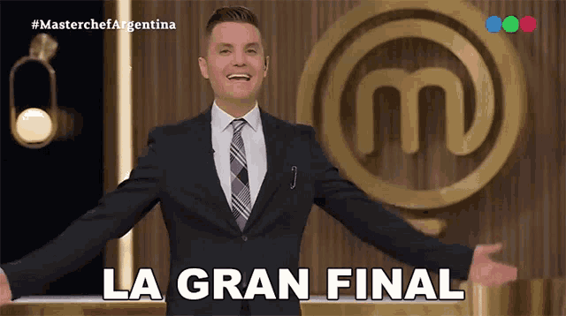 a man in a suit and tie is standing in front of a masterchef argentina logo