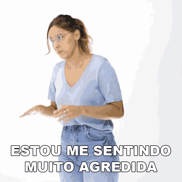 a woman with glasses and a blue shirt says estou me sentindo muito agredida