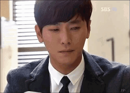주지훈 슬픔 슬픈 눈물 그렁그렁 글썽 양복 배우 다섯손가락 GIF - Ju Jihoon Sad Tearful GIFs