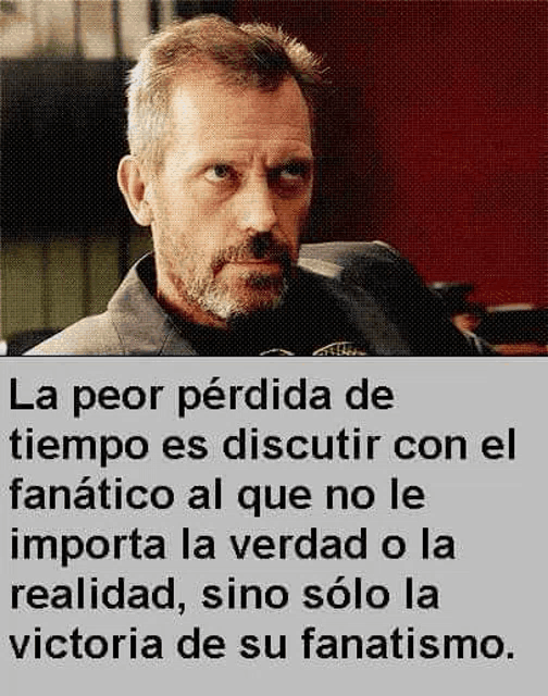 a man with a beard is sitting in front of a sign that says la peor perdida de tiempo es discutir con el fanatico