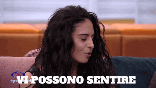 a woman sitting on a couch with the words possono sentire written on the bottom