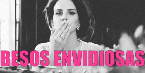 Lana Del Rey Mandando Un Beso GIF - Lana Del Rey Beso Envidiosas GIFs