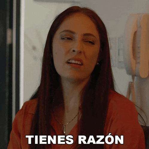 a woman is making a funny face and the word tienes razon is above her