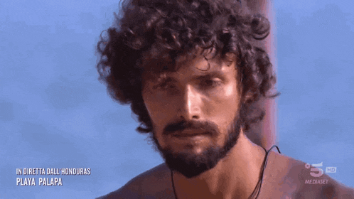 a man with curly hair and a beard is on a tv show called playa palapa