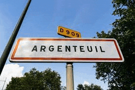 a sign that says argenteuil on it is on a pole .