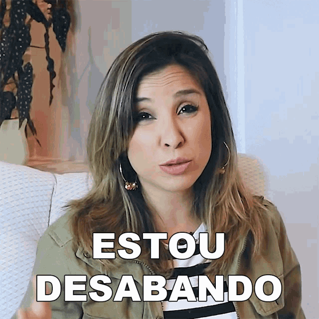 a woman sitting on a couch with the words estou desabando on her face