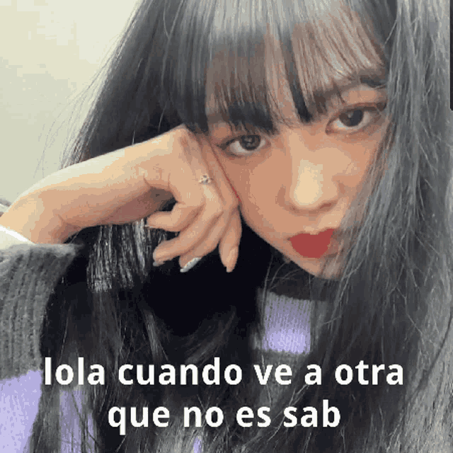 a close up of a woman 's face with the words " lola cuando ve a otra que no es sab " below her