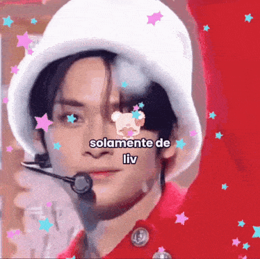 a man wearing a white hat with the words solamente de liv on the bottom