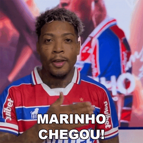 a man in a red white and blue jersey with the words marinho chegou written on it