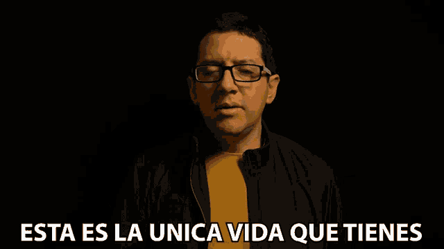 a man wearing glasses says " esta es la unica vida que tienes " in spanish
