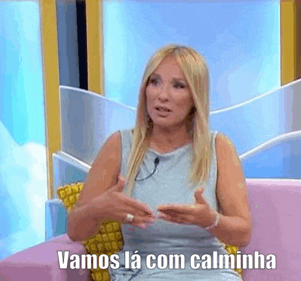 a woman is sitting on a couch with her hands out and the words vamos la com calminha above her .