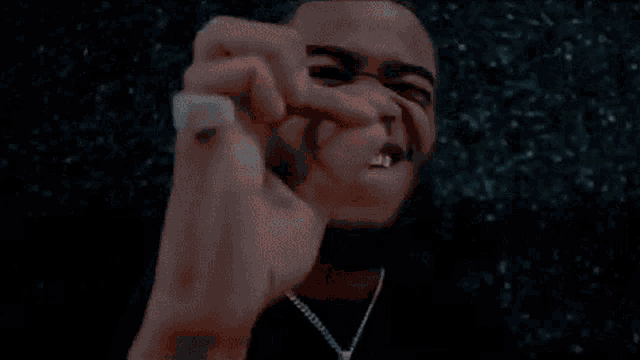 Look Here Leeky Bandz GIF - Look Here Leeky Bandz Left Right Song GIFs
