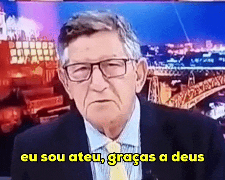 a man in a suit and tie says eu sou ateu , graças a deus