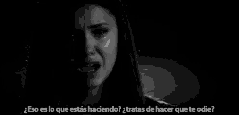 a black and white photo of a woman crying with the words " eso es lo que estás haciendo " below her