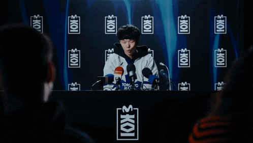 a man speaking into a microphone with the words " campeones del mundo de que " written below him