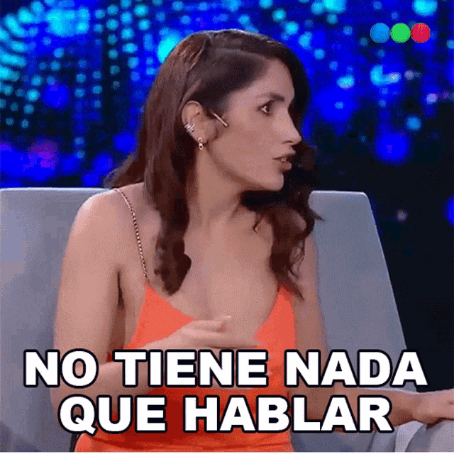 a woman sitting in a chair with the words no tiene nada que hablar written below her