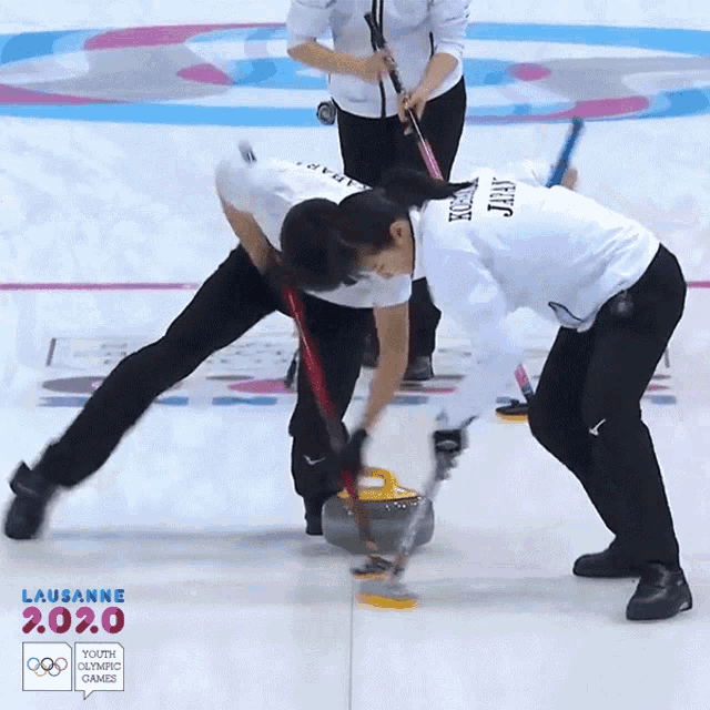 Sweeping Team Japan GIF - Sweeping Team Japan Youth Olympic Games GIFs