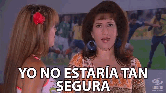 a woman says yo no estaria tan segura in front of a soccer field