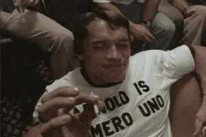 arnold schwarzenegger is wearing a t-shirt that says `` solo ismero uno ''