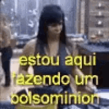 a woman is standing in front of a sign that says estou aqui fazendo um bolsominion