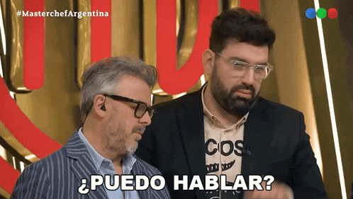 two men are standing next to each other and one of them is wearing a shirt that says cosa